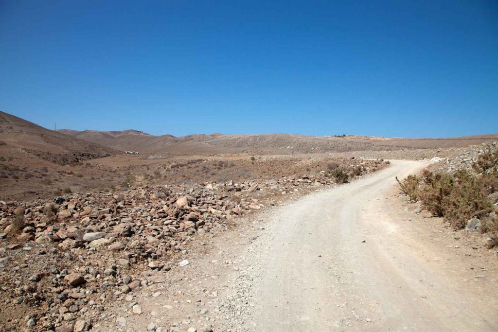 Ctra-Paisaje-Árido_Llano-de-los-Militares