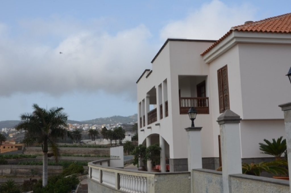 EXTERIOR DE LA CASA CON TERRAZA